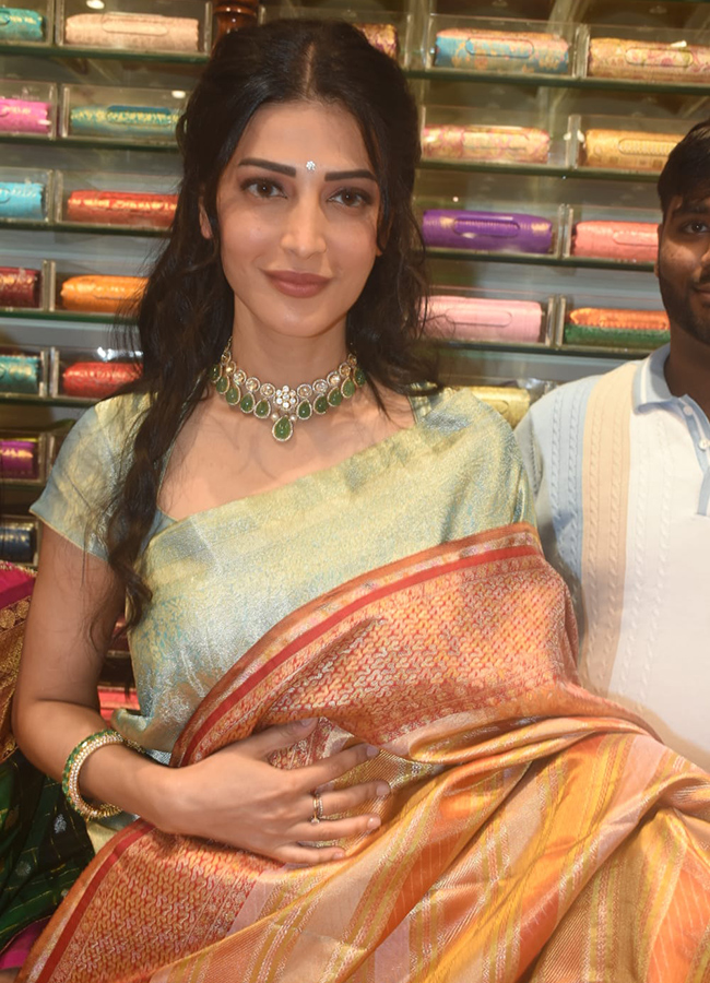 Shopping Mall Grand Opening By Actress Shruti Haasan At Nallagandla Photos11