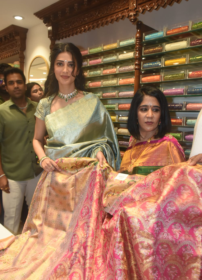 Shopping Mall Grand Opening By Actress Shruti Haasan At Nallagandla Photos14