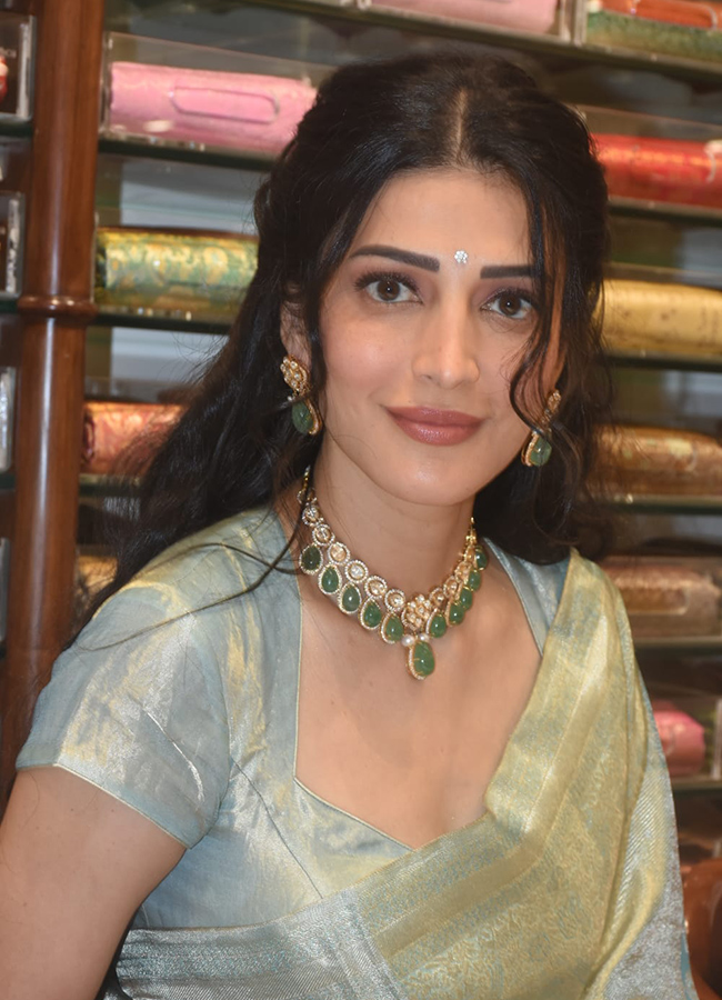 Shopping Mall Grand Opening By Actress Shruti Haasan At Nallagandla Photos15