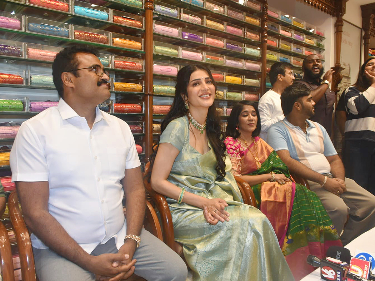 Shopping Mall Grand Opening By Actress Shruti Haasan At Nallagandla Photos17