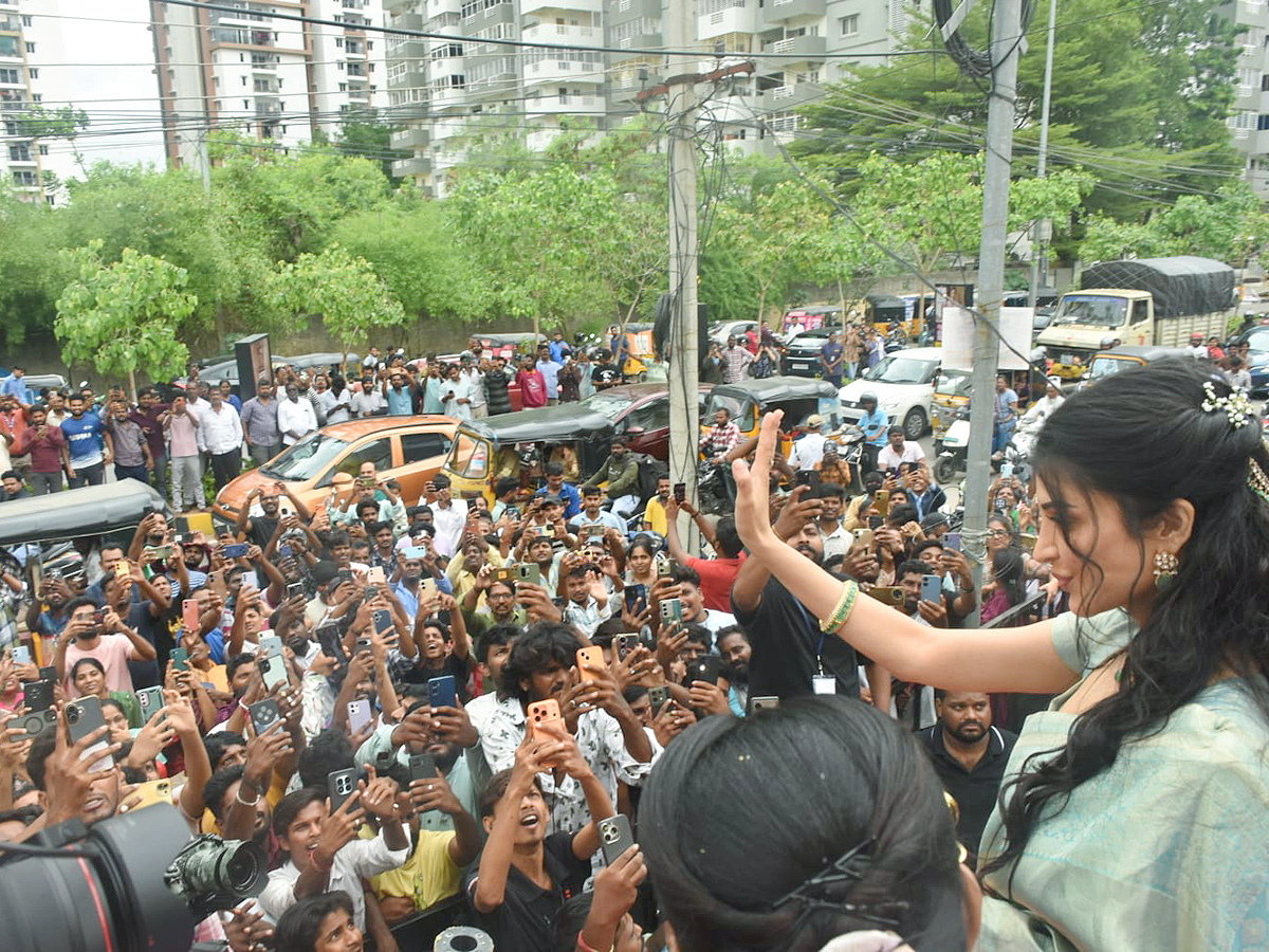 Shopping Mall Grand Opening By Actress Shruti Haasan At Nallagandla Photos19