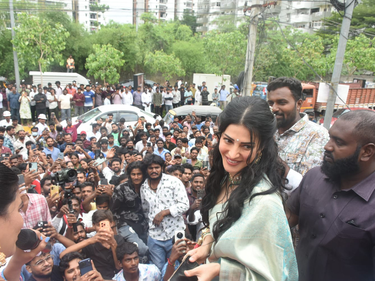 Shopping Mall Grand Opening By Actress Shruti Haasan At Nallagandla Photos20