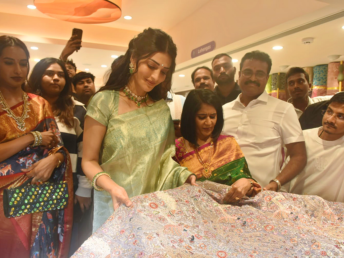 Shopping Mall Grand Opening By Actress Shruti Haasan At Nallagandla Photos21