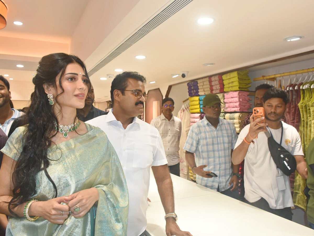 Shopping Mall Grand Opening By Actress Shruti Haasan At Nallagandla Photos22