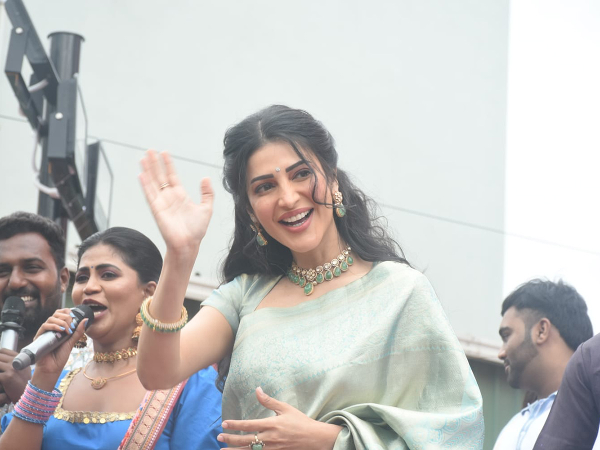 Shopping Mall Grand Opening By Actress Shruti Haasan At Nallagandla Photos23