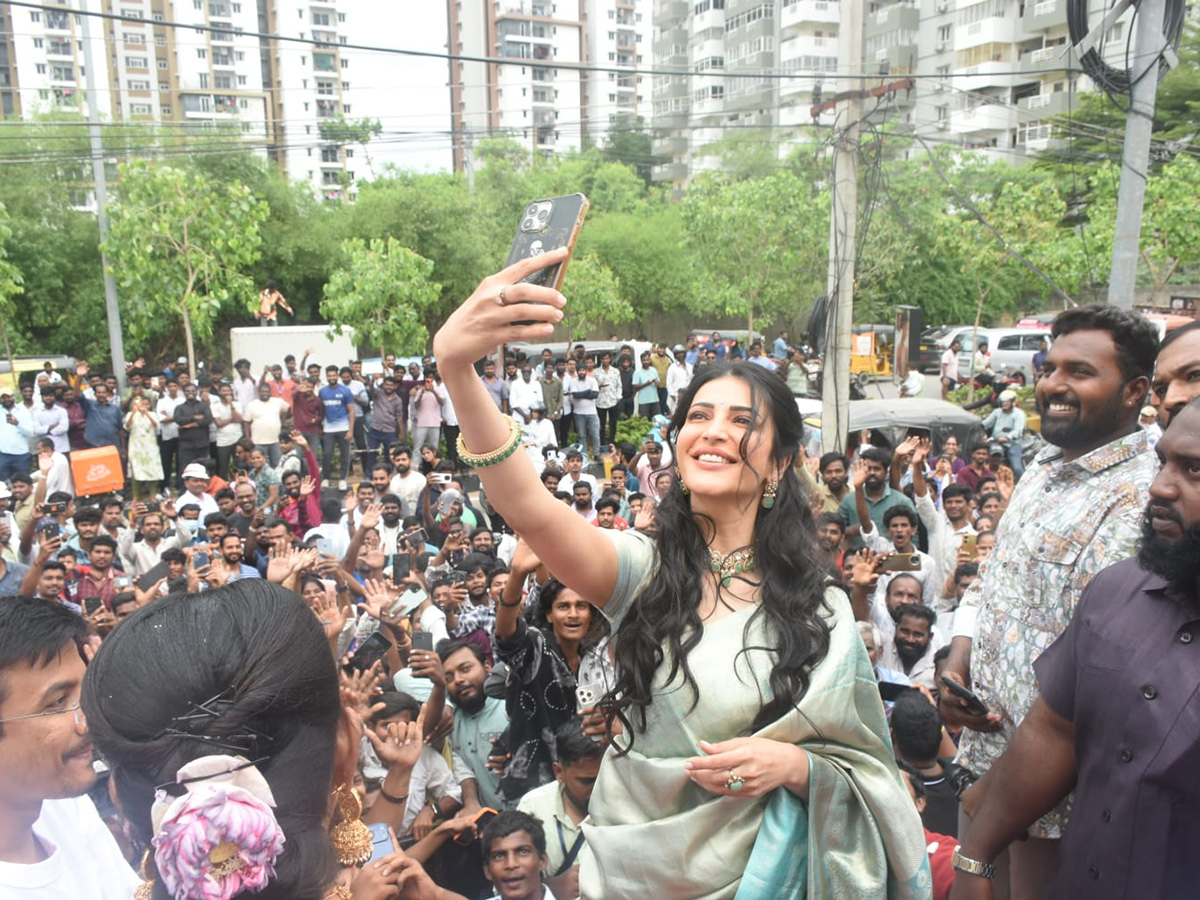 Shopping Mall Grand Opening By Actress Shruti Haasan At Nallagandla Photos24