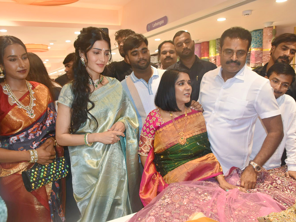 Shopping Mall Grand Opening By Actress Shruti Haasan At Nallagandla Photos25