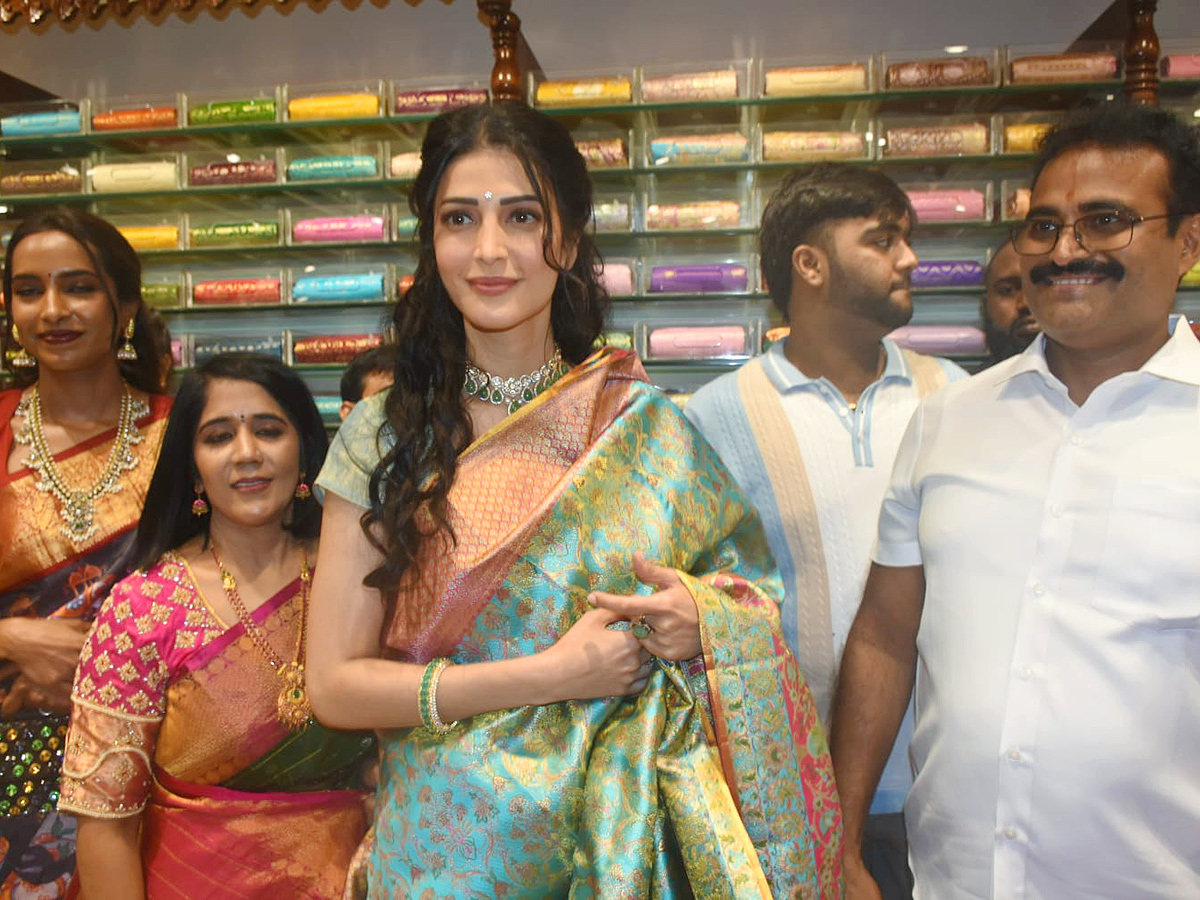 Shopping Mall Grand Opening By Actress Shruti Haasan At Nallagandla Photos26