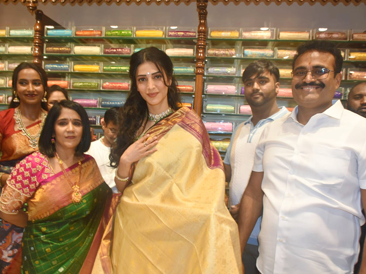 Shopping Mall Grand Opening By Actress Shruti Haasan At Nallagandla Photos27
