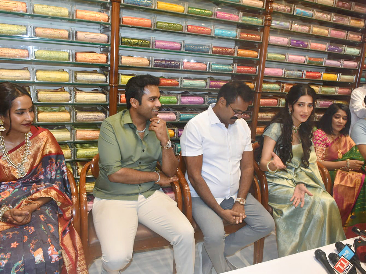 Shopping Mall Grand Opening By Actress Shruti Haasan At Nallagandla Photos28