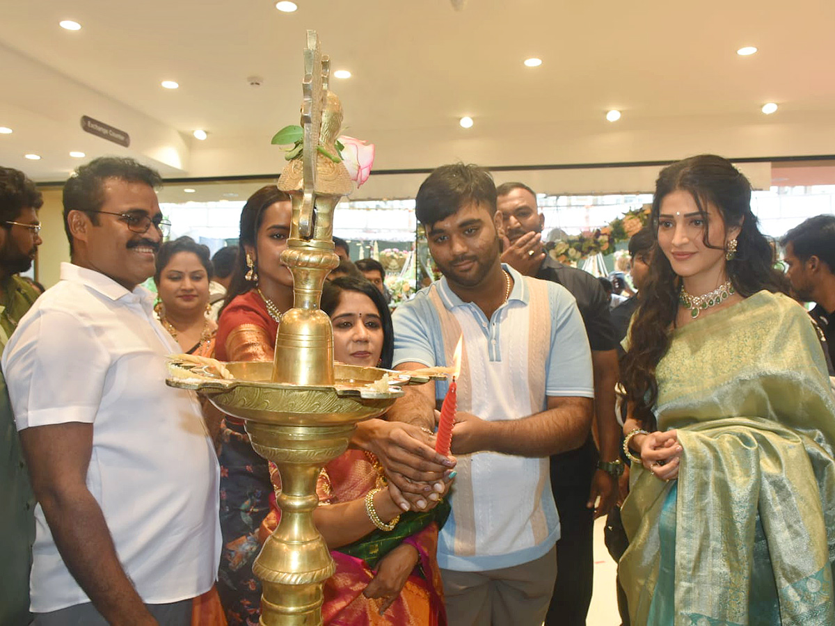 Shopping Mall Grand Opening By Actress Shruti Haasan At Nallagandla Photos29