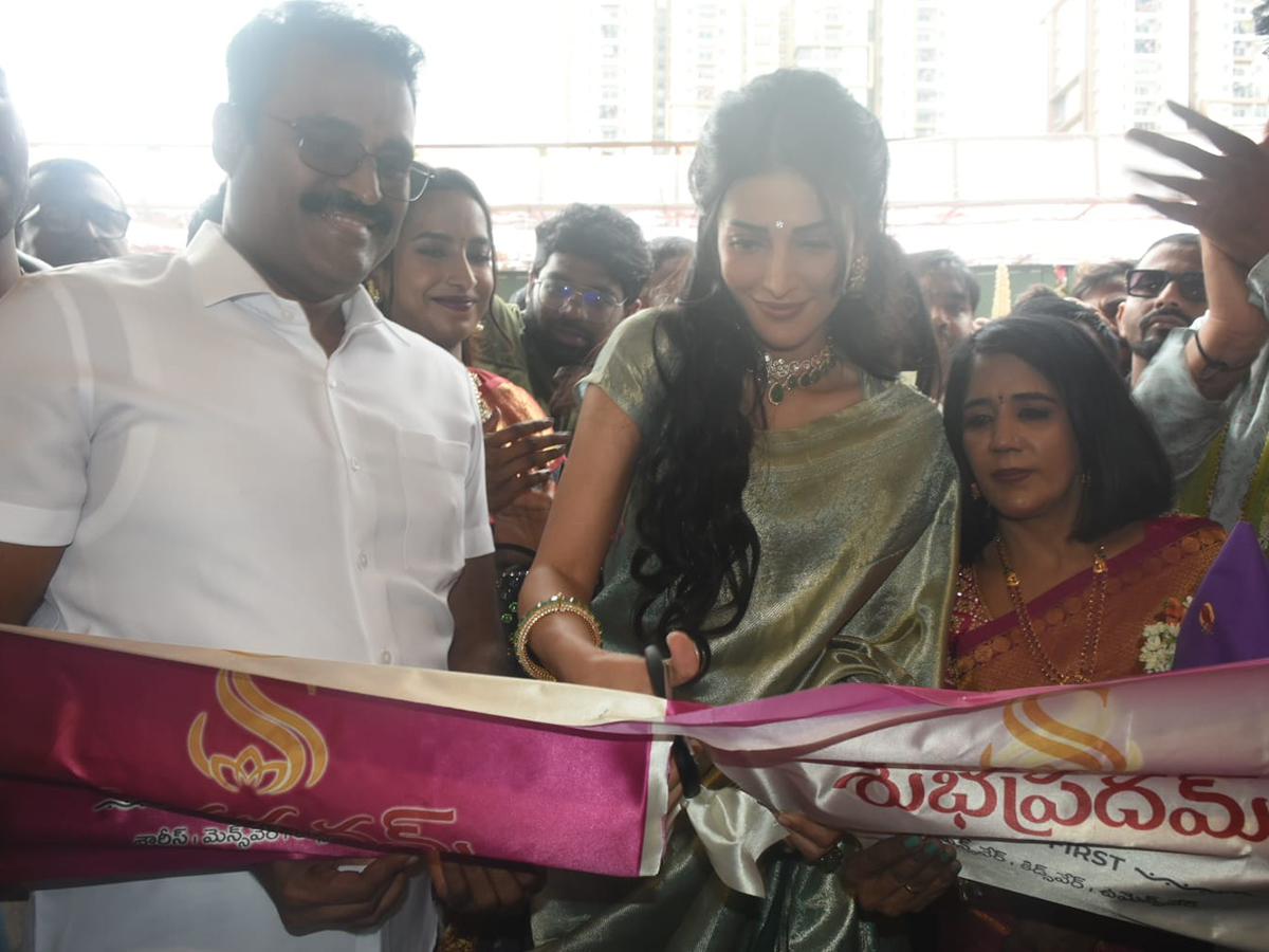 Shopping Mall Grand Opening By Actress Shruti Haasan At Nallagandla Photos3