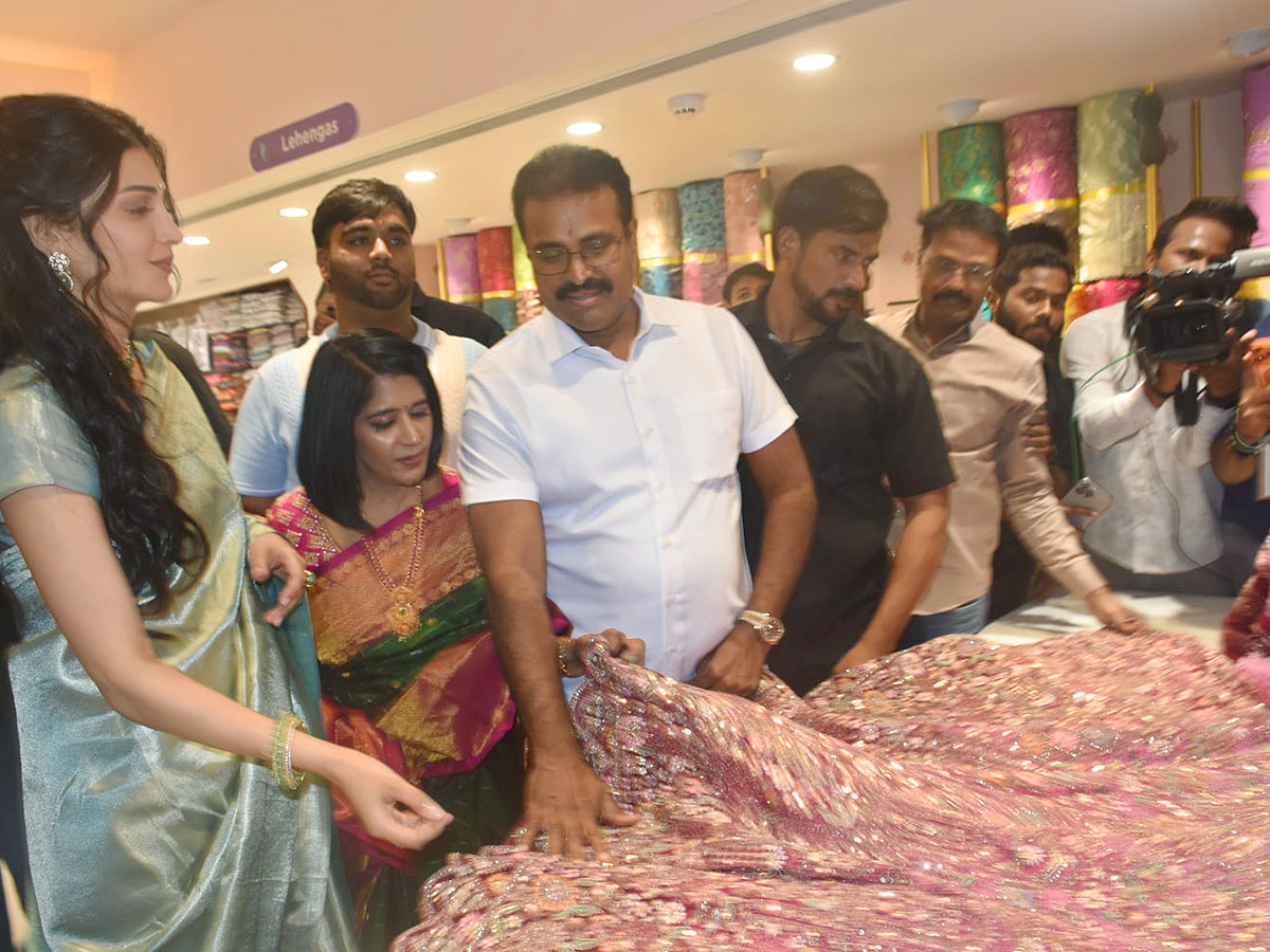 Shopping Mall Grand Opening By Actress Shruti Haasan At Nallagandla Photos30