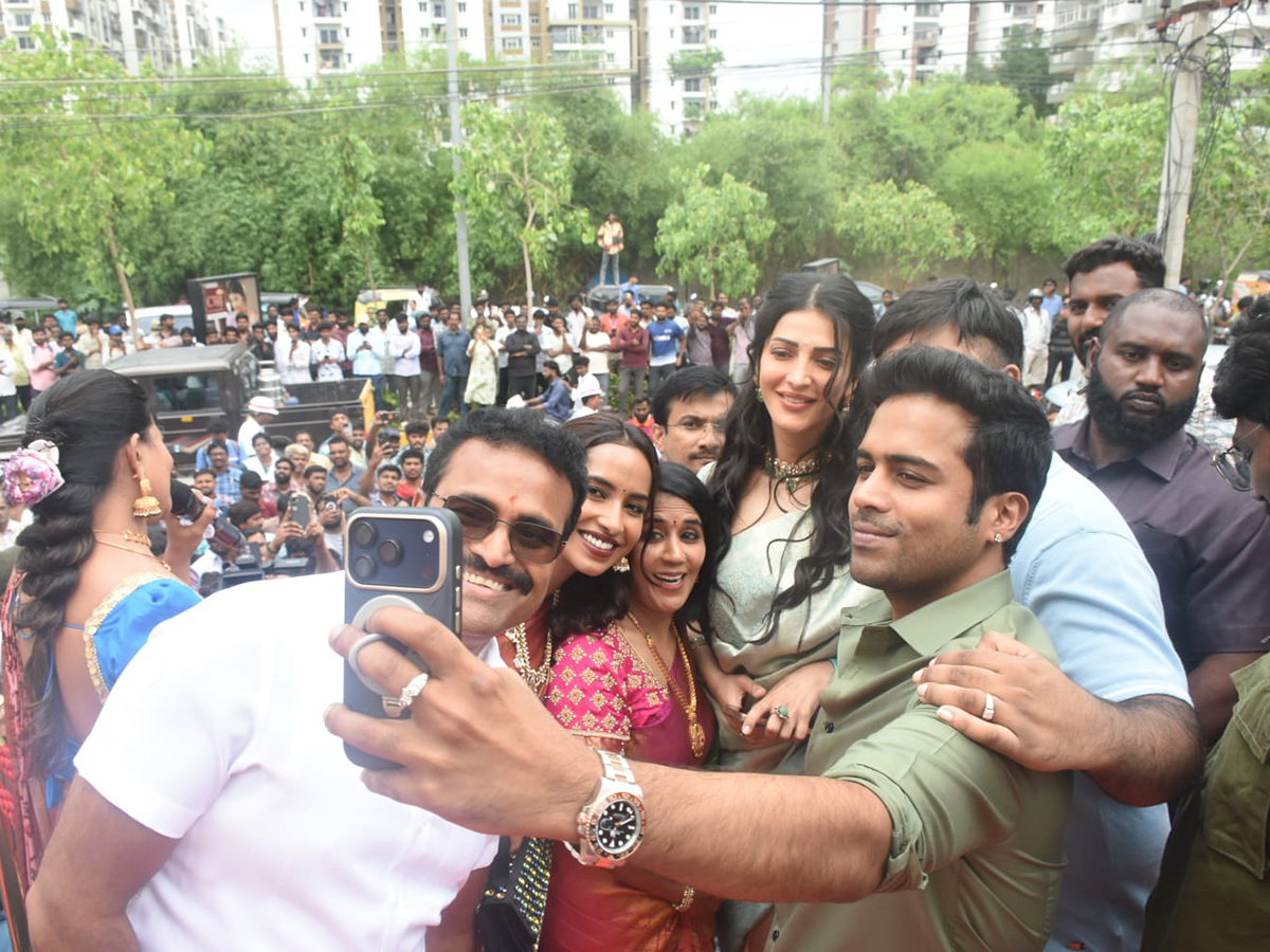 Shopping Mall Grand Opening By Actress Shruti Haasan At Nallagandla Photos31