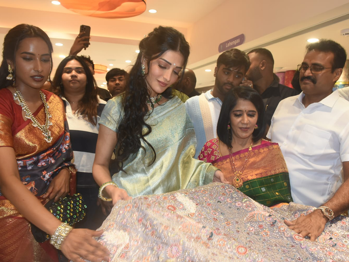 Shopping Mall Grand Opening By Actress Shruti Haasan At Nallagandla Photos4