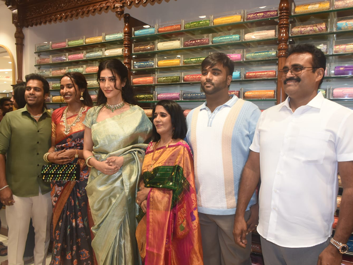 Shopping Mall Grand Opening By Actress Shruti Haasan At Nallagandla Photos7