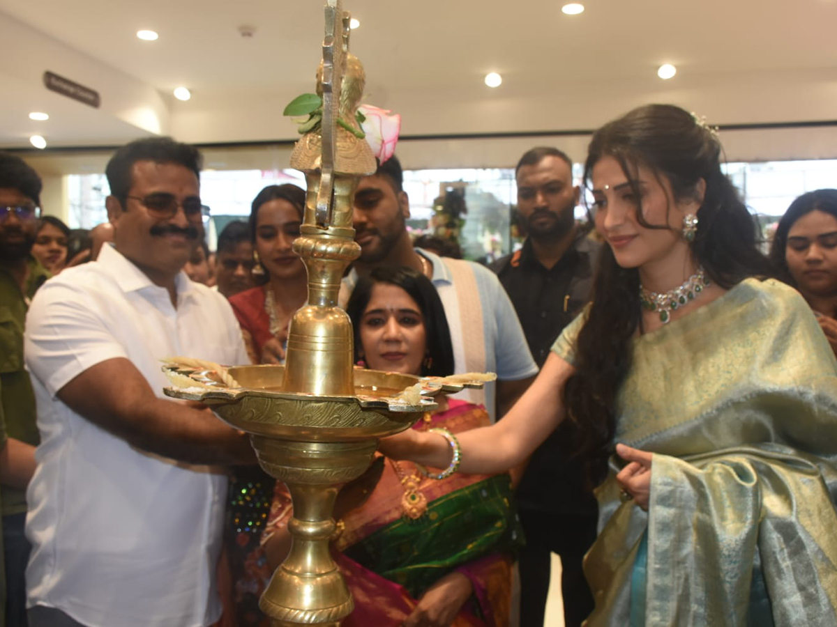 Shopping Mall Grand Opening By Actress Shruti Haasan At Nallagandla Photos8