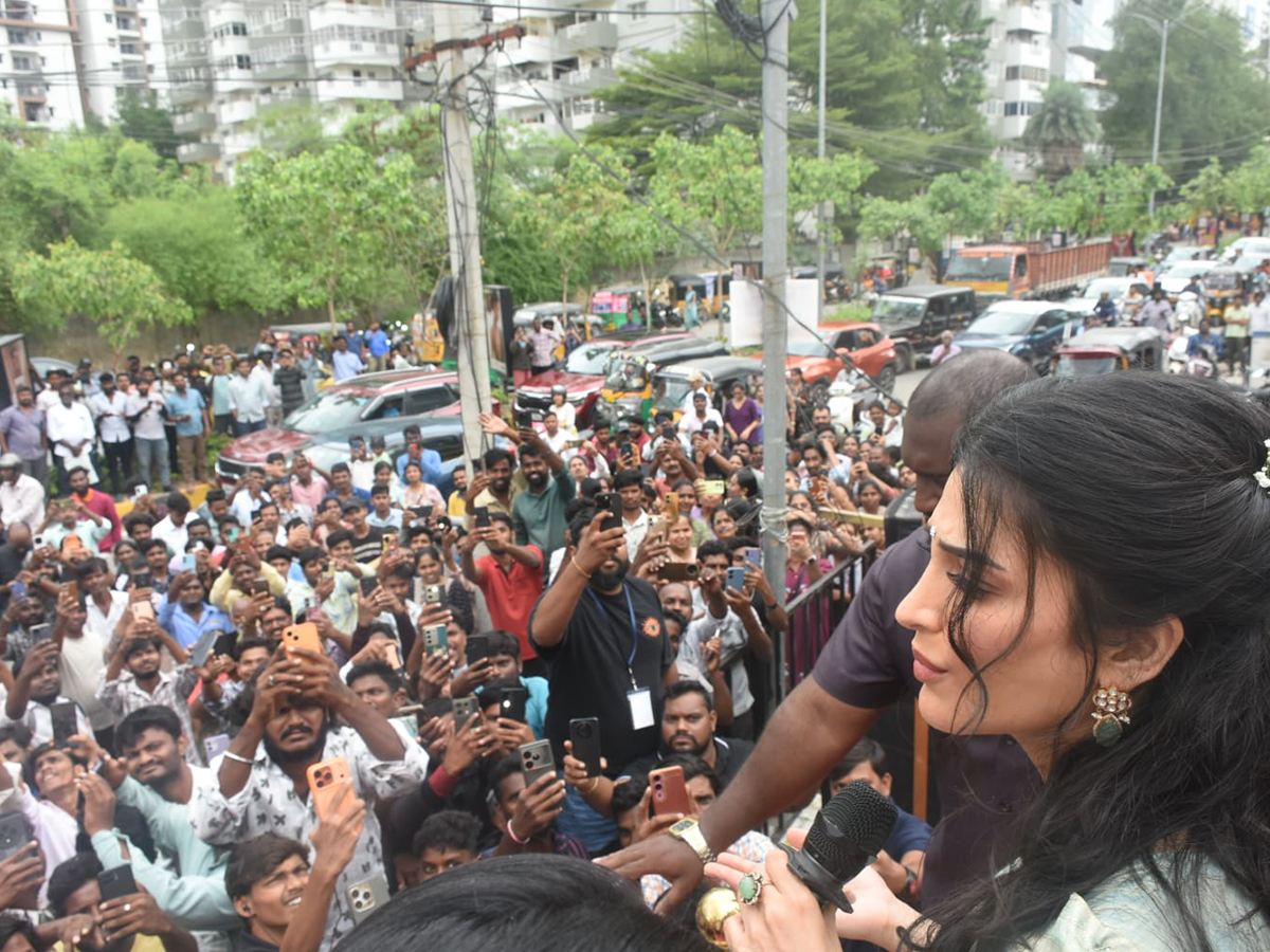 Shopping Mall Grand Opening By Actress Shruti Haasan At Nallagandla Photos9
