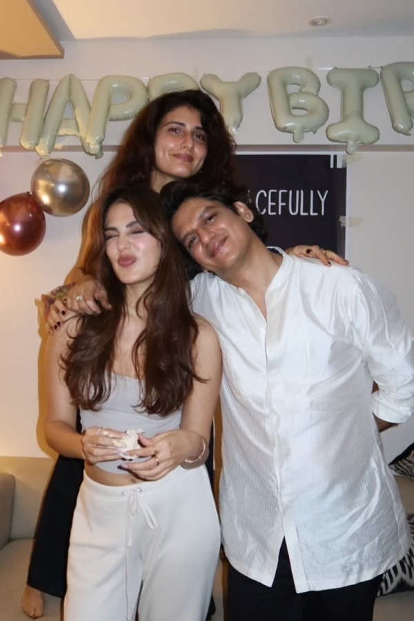 Rhea Chakraborty Has shared Beautiful moments from Her birthday celebration Photos5