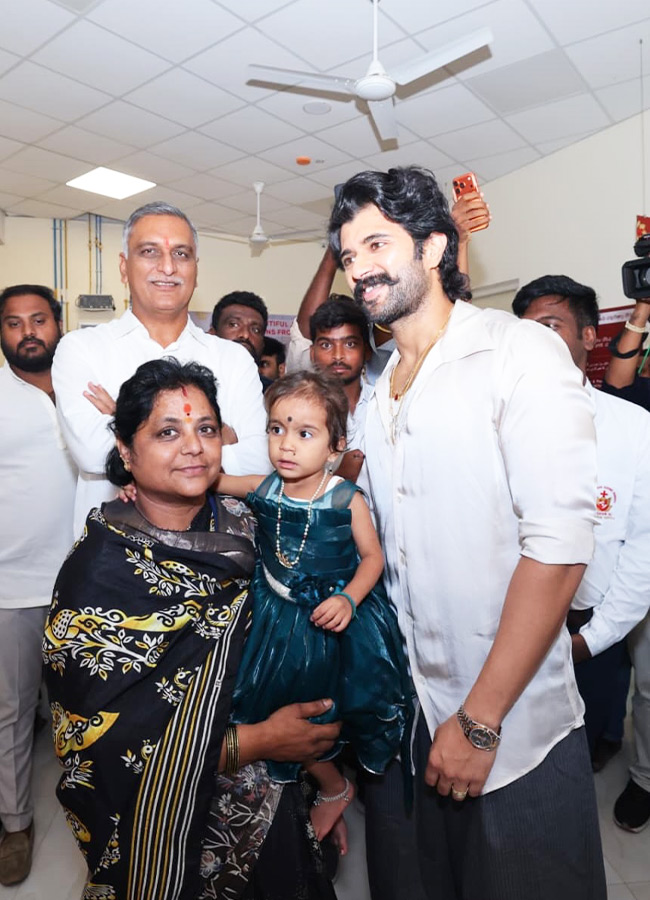 Vijay Deverakonda Visit Sathya Sai Sanjeevani Hospital In Siddipet Photos10