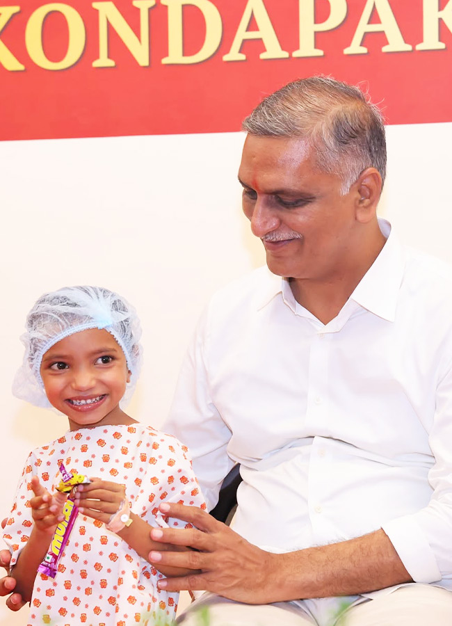 Vijay Deverakonda Visit Sathya Sai Sanjeevani Hospital In Siddipet Photos11