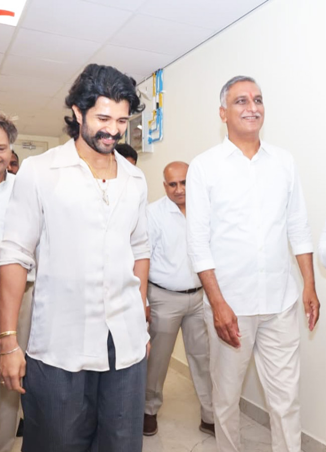 Vijay Deverakonda Visit Sathya Sai Sanjeevani Hospital In Siddipet Photos12