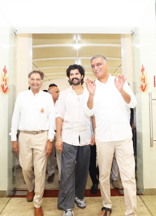 Vijay Deverakonda Visit Sathya Sai Sanjeevani Hospital In Siddipet Photos13
