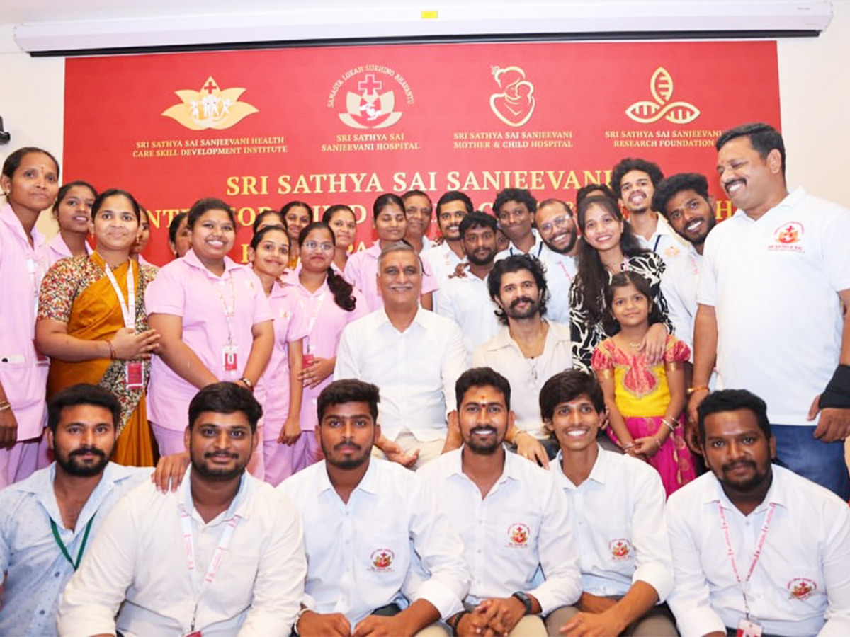 Vijay Deverakonda Visit Sathya Sai Sanjeevani Hospital In Siddipet Photos2