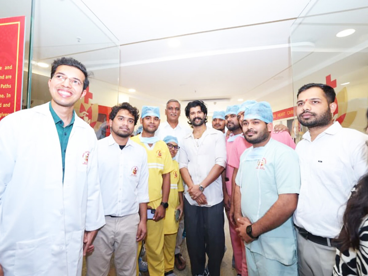 Vijay Deverakonda Visit Sathya Sai Sanjeevani Hospital In Siddipet Photos3