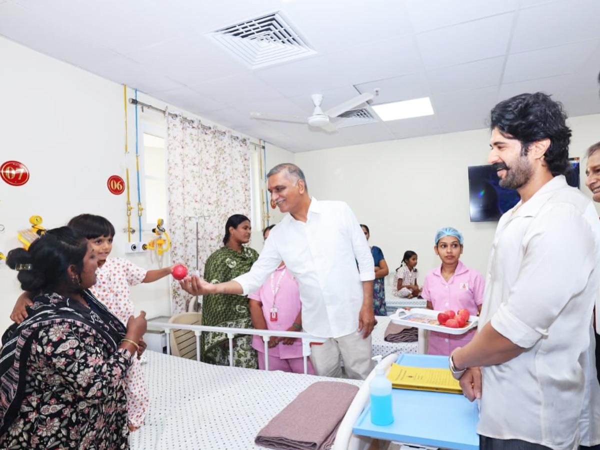 Vijay Deverakonda Visit Sathya Sai Sanjeevani Hospital In Siddipet Photos4