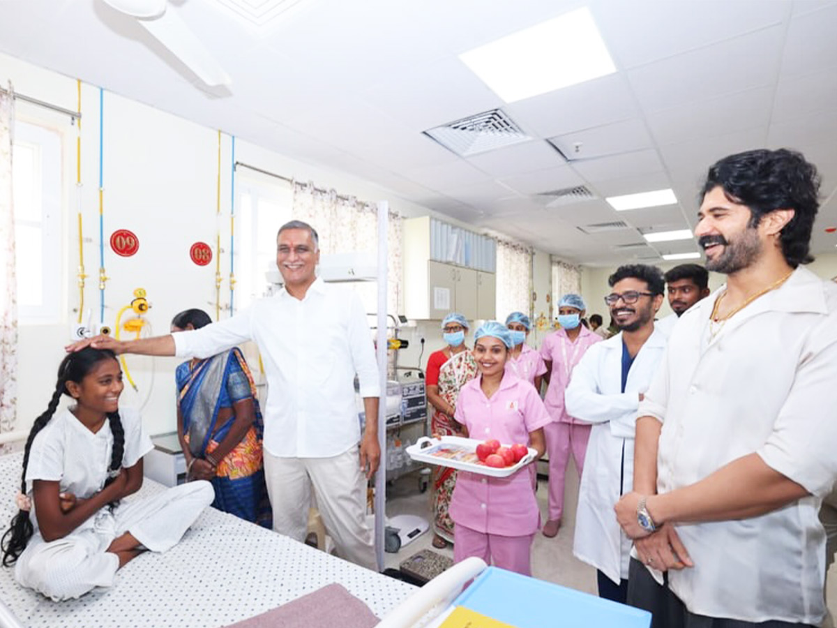Vijay Deverakonda Visit Sathya Sai Sanjeevani Hospital In Siddipet Photos5
