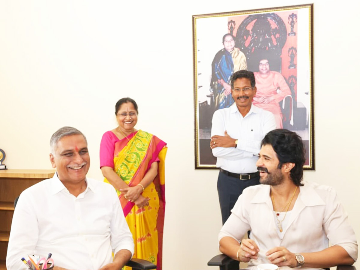 Vijay Deverakonda Visit Sathya Sai Sanjeevani Hospital In Siddipet Photos6