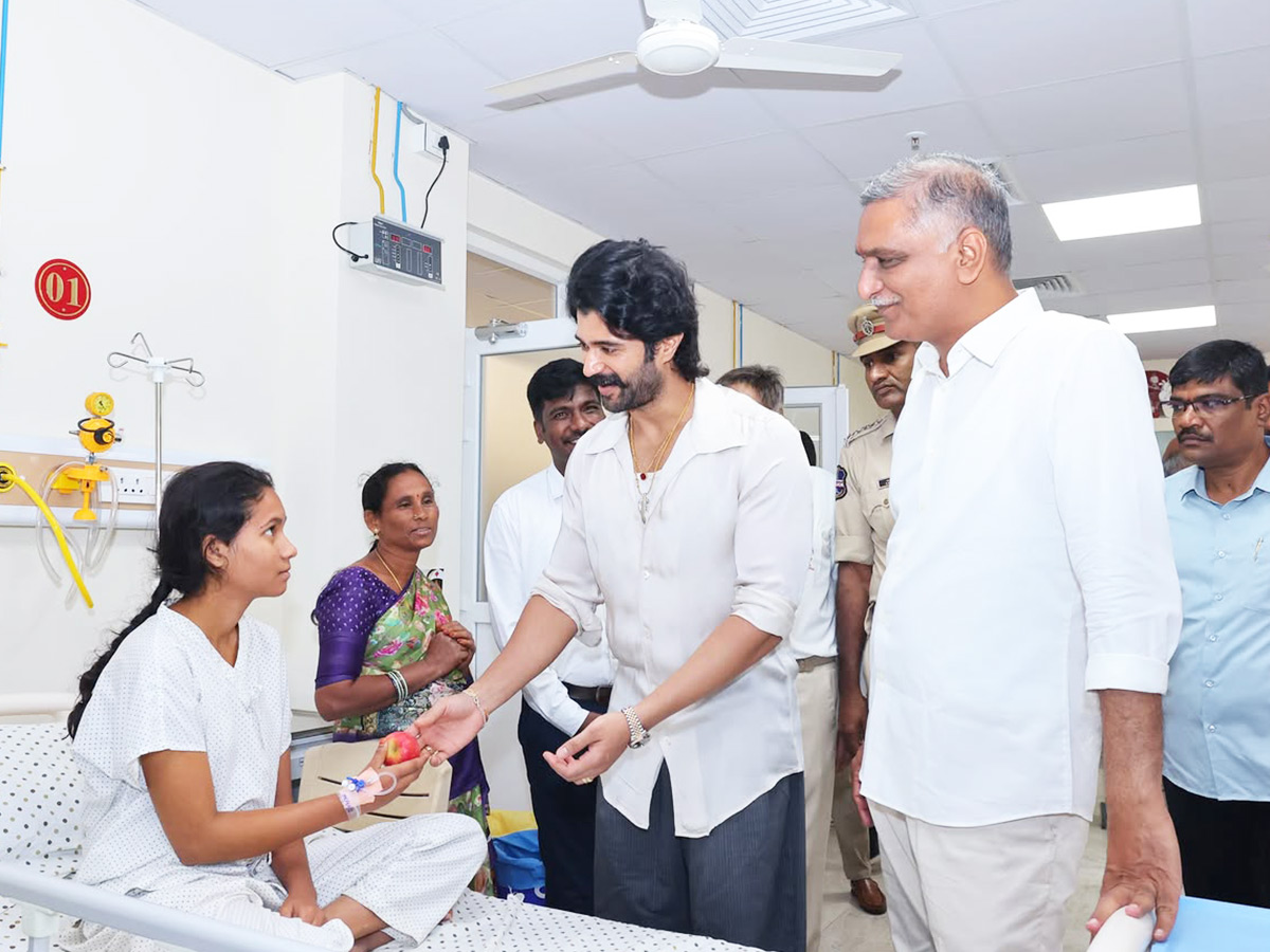 Vijay Deverakonda Visit Sathya Sai Sanjeevani Hospital In Siddipet Photos7