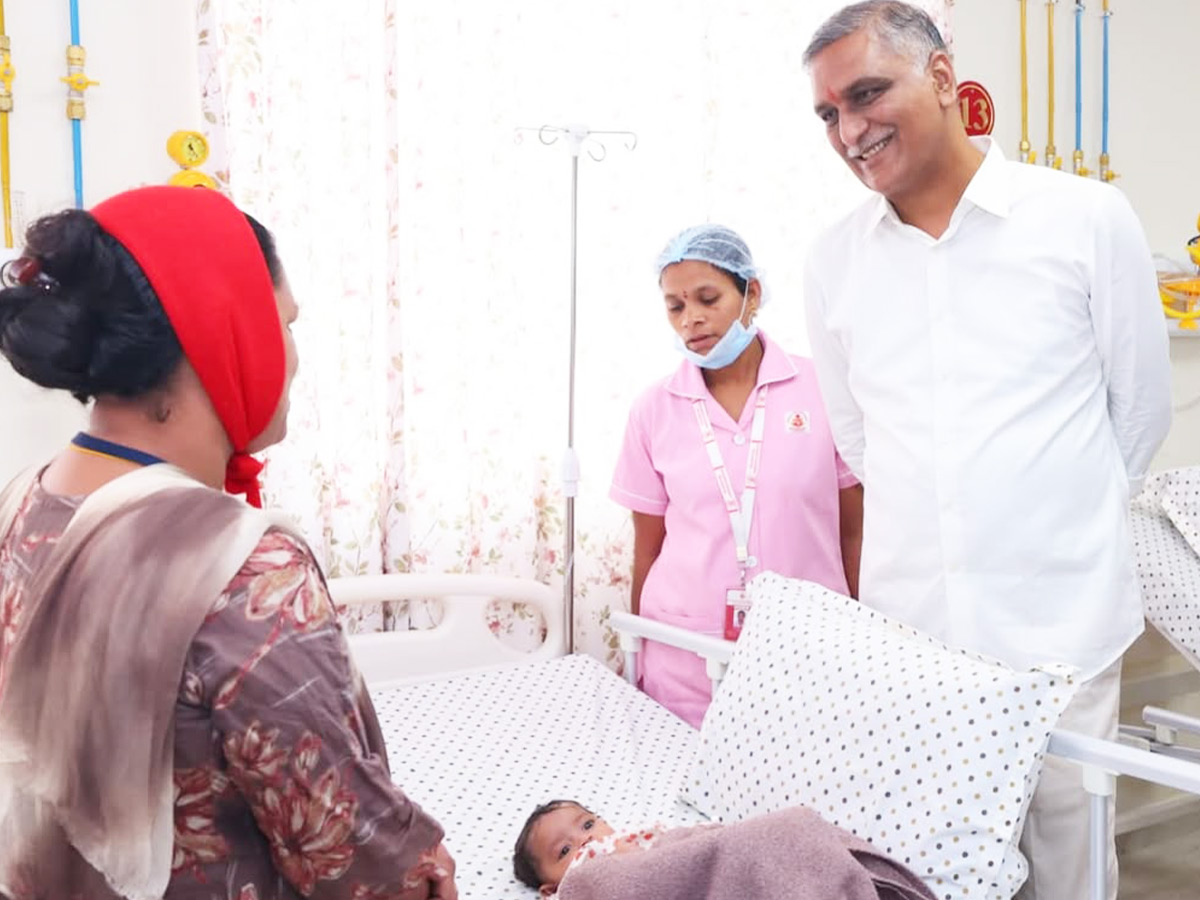 Vijay Deverakonda Visit Sathya Sai Sanjeevani Hospital In Siddipet Photos8