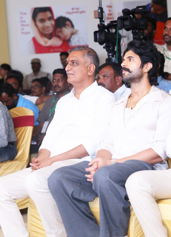 Vijay Deverakonda Visit Sathya Sai Sanjeevani Hospital In Siddipet Photos9