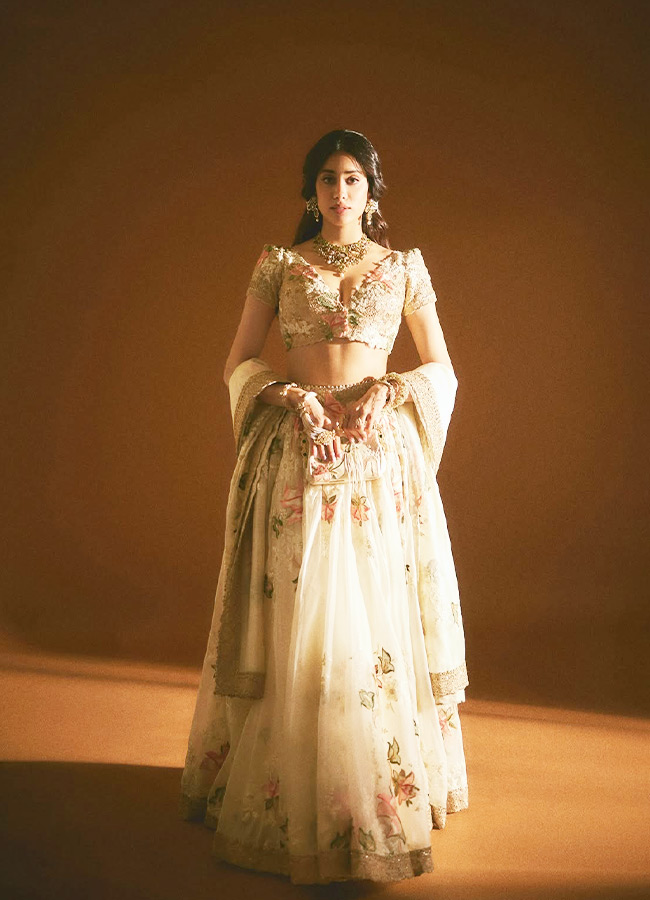 Janhvi Kapoor Looks Like a Golden Doll Photos10