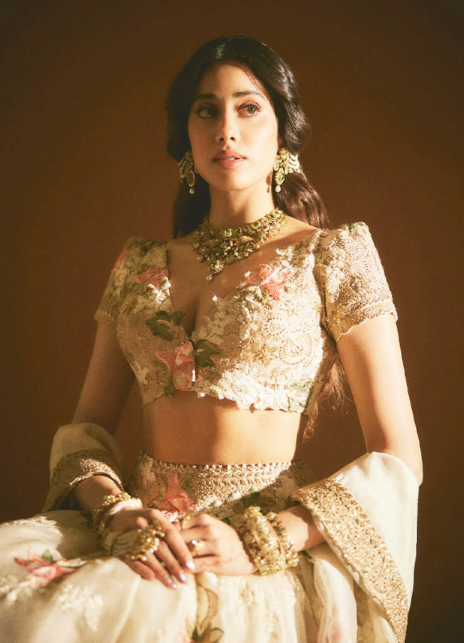 Janhvi Kapoor Looks Like a Golden Doll Photos11