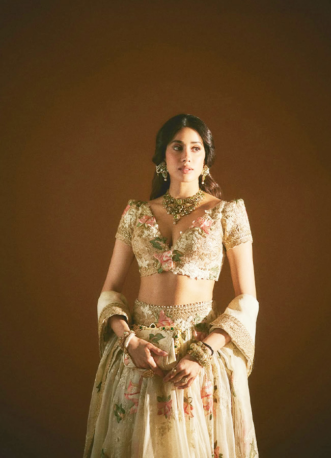 Janhvi Kapoor Looks Like a Golden Doll Photos12
