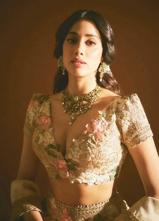 Janhvi Kapoor Looks Like a Golden Doll Photos2