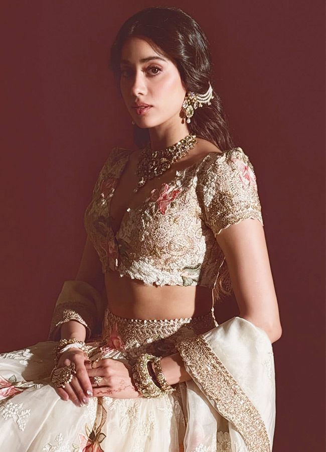 Janhvi Kapoor Looks Like a Golden Doll Photos3