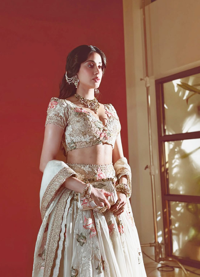 Janhvi Kapoor Looks Like a Golden Doll Photos4