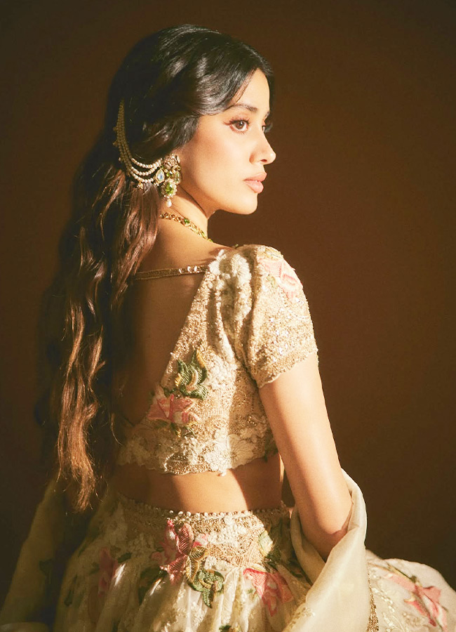 Janhvi Kapoor Looks Like a Golden Doll Photos5