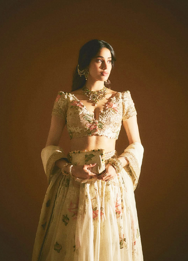 Janhvi Kapoor Looks Like a Golden Doll Photos6
