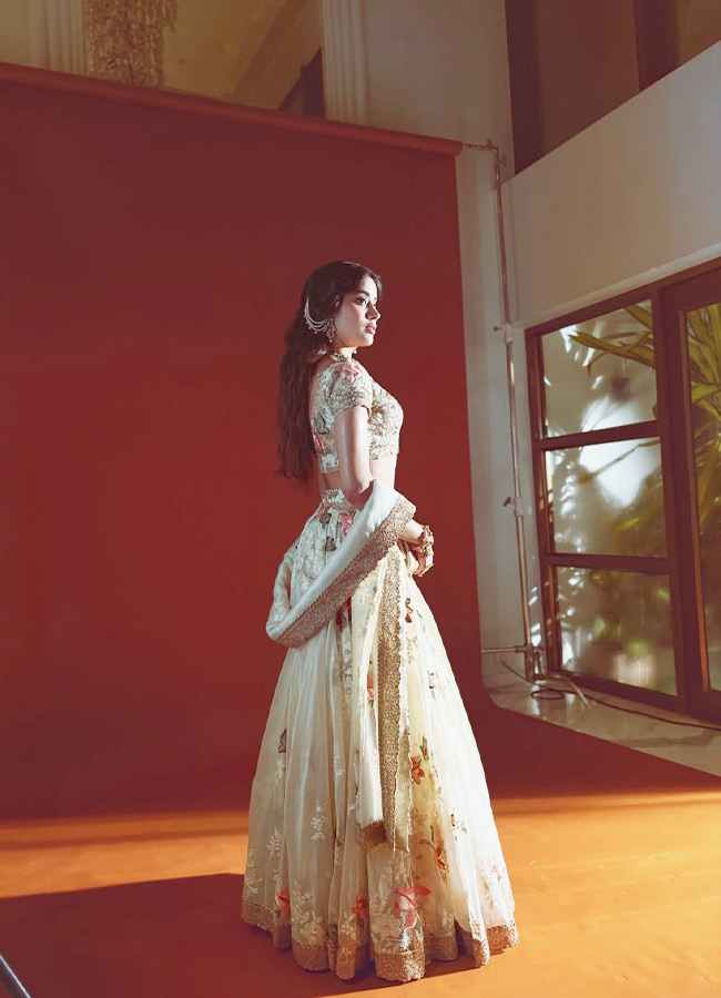 Janhvi Kapoor Looks Like a Golden Doll Photos7
