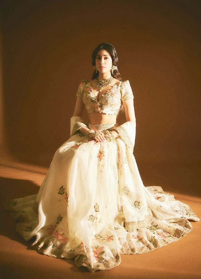 Janhvi Kapoor Looks Like a Golden Doll Photos8