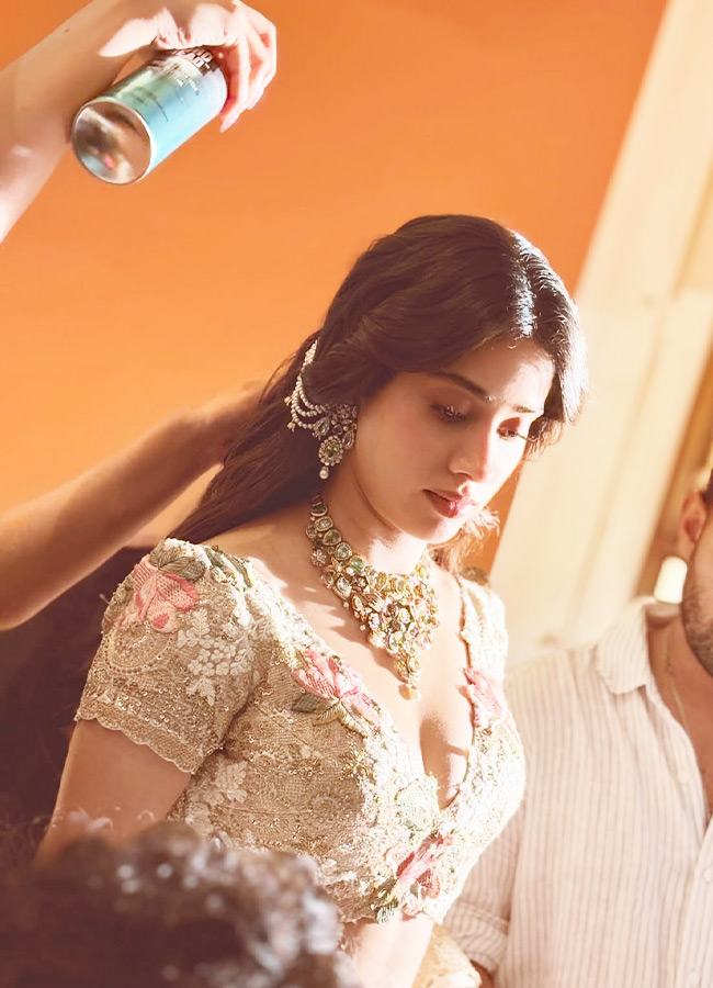 Janhvi Kapoor Looks Like a Golden Doll Photos9