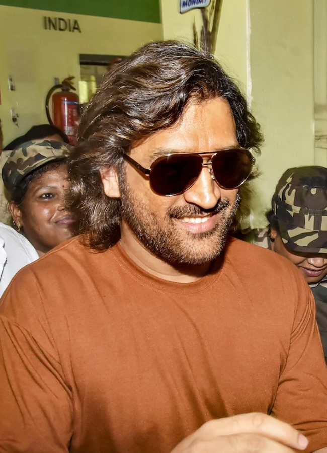 "Legendary Captain 'Mr. Cool' MS Dhoni: Rare Photos"12