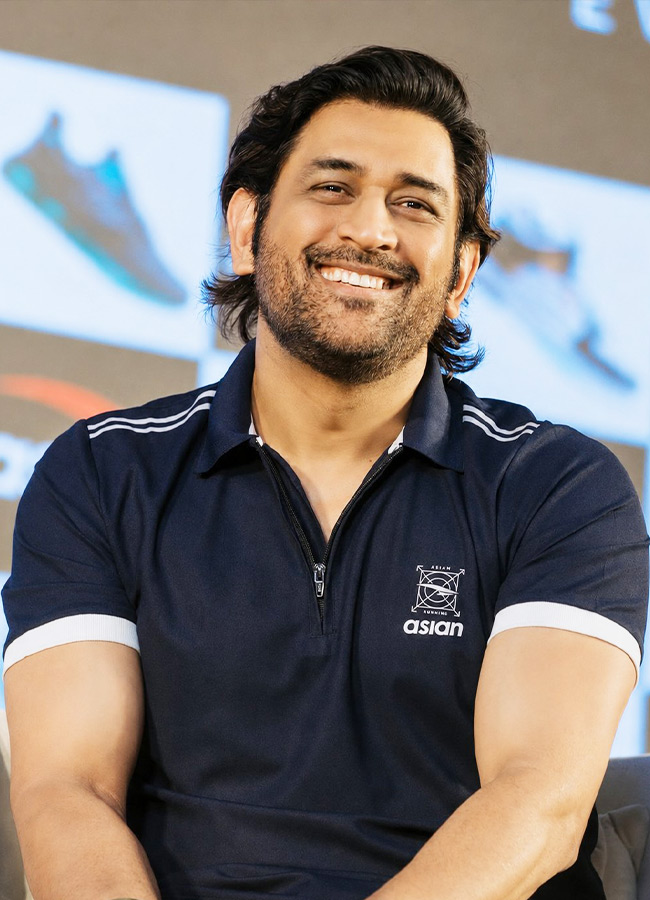 "Legendary Captain 'Mr. Cool' MS Dhoni: Rare Photos"10