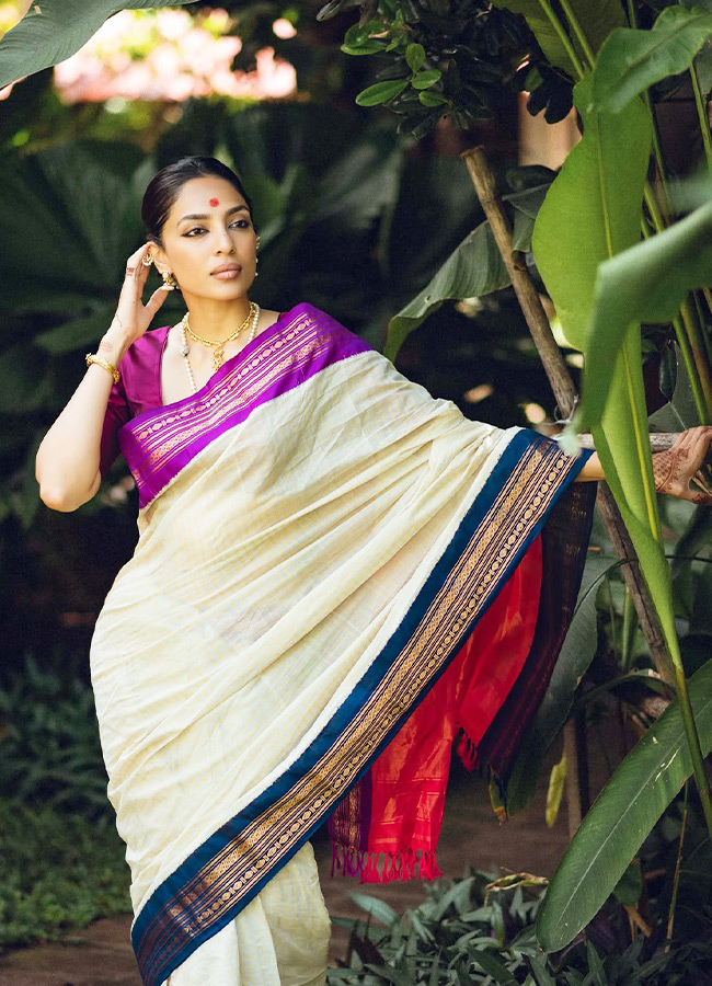 Akkineni Daughter-in-Law Sobhita Dazzles in a Gadwal Saree Photos2