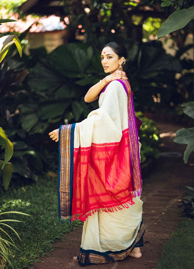 Akkineni Daughter-in-Law Sobhita Dazzles in a Gadwal Saree Photos3